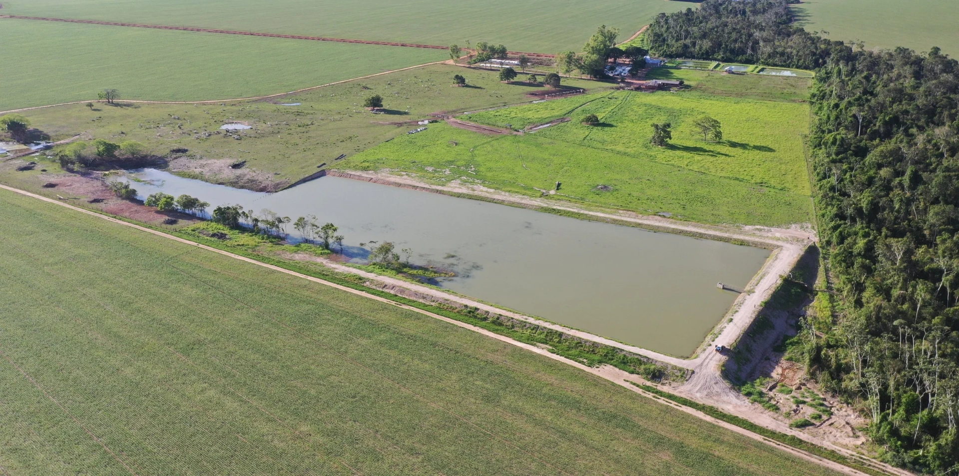 Vista aérea de barragem e reservatório em área rural no Mato Grosso